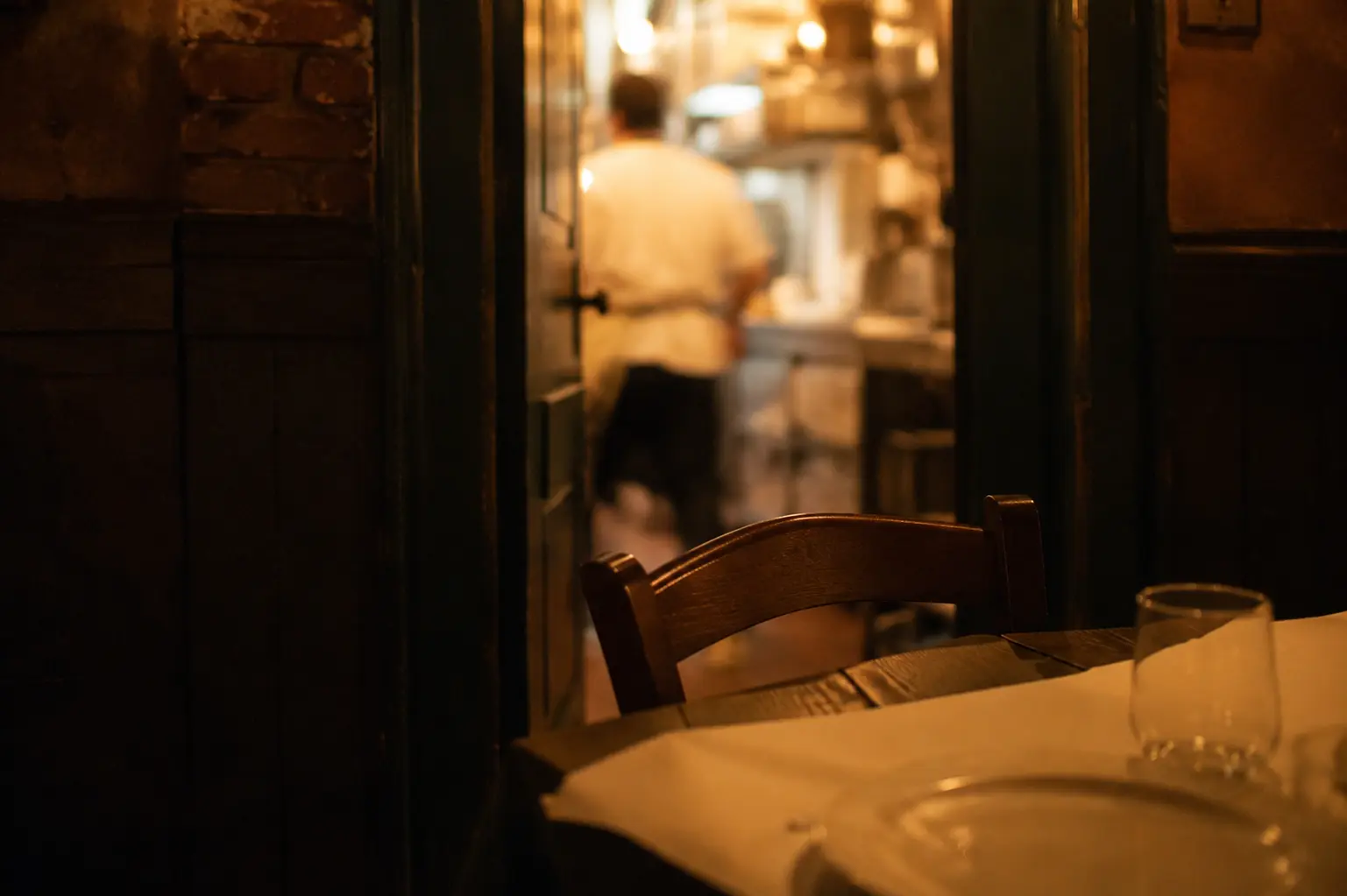 La porta della cucina vista dalla sala durante il servizio